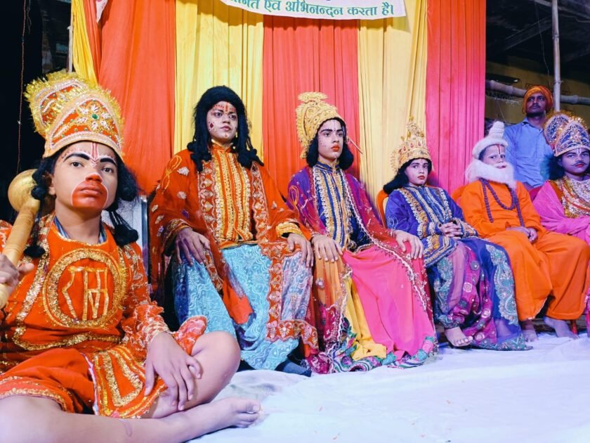 वशिष्ठ गुरु द्वारा श्रीराम का राज्याभिषेक करते ही भक्तों ने लगाया जयश्रीराम का जयकारा 2 be0e1518 d5ea 43e5 bbe4 712857bdc749