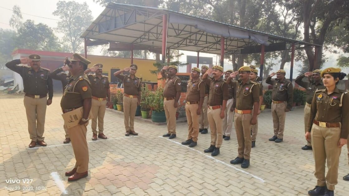 मवई अयोध्या - थाना पटरंगा में पुलिस झंडा दिवस पर फहरा ध्वज 2 330af444 fade 4f8e a4e8 294166b8a3e1