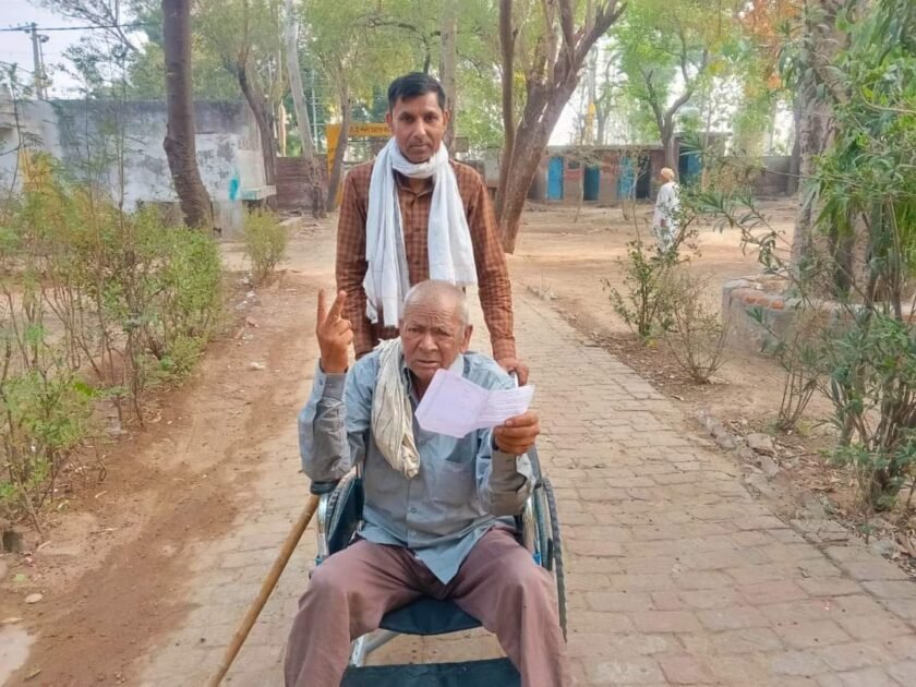 बुजुर्ग वर्ग के मतदाताओं ने किया प्रशासन के आह्वान को सफल साबित 1 IMG 20240526 WA0018