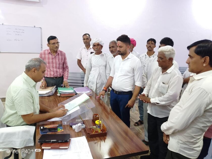पानी कि समस्या को लेकर एडीएम को सौंपा ज्ञापन 2 WhatsApp Image 2024 06 26 at 10.50.33 AM