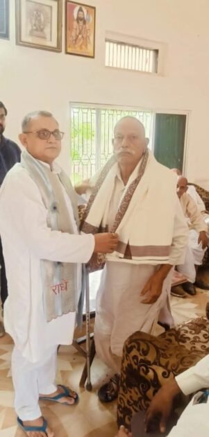 सांसद ने अपने राजनीतिक अभिभावकों को किया सम्मानित, कहा विकास हो या सम्मान करने में मै पिछे नहीं हटूंगा 2 WhatsApp Image 2024 07 07 at 7.15.31 PM