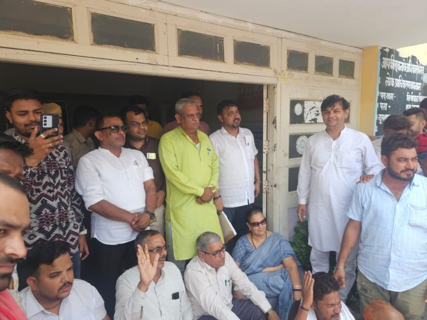 प्रधान माता सीता देवी के निलंबन के मामले ने तुल पकड़ा, गंगापुर, सहाड़ा व रायपुर में धरना, प्रदर्शन, ज्ञापन सौंपा व CM का पुतला फूंका 2 WhatsApp Image 2024 07 09 at 8.35.48 PM