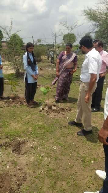 जिला कलक्टर ने पंचायत समिति सुवाणा में मनरेगा कार्यों का किया औचक निरीक्षण 2 WhatsApp Image 2024 07 10 at 5.38.03 PM