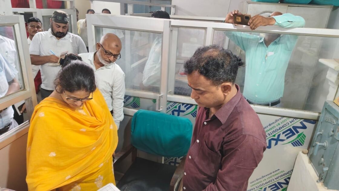 जिलाधिकारी ने नगर पालिका चुनार कार्यालय का किया निरीक्षण 2 WhatsApp Image 2024 07 11 at 6.10.05 PM
