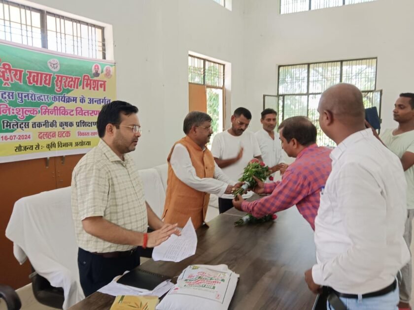 मवई अयोध्या - निःशुल्क मिनी किट का विधायक नें किया वितरण 2 WhatsApp Image 2024 07 16 at 7.17.48 PM