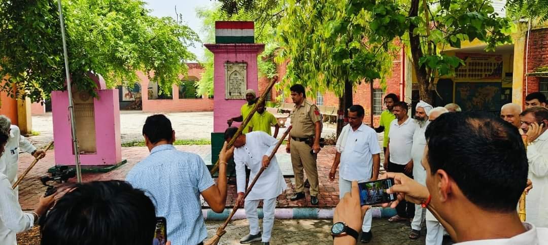 स्वच्छता से रहने वाला समाज स्वस्थ भी रहता है:राजेश नागर 2 WhatsApp Image 2024 07 26 at 6.01.02 PM