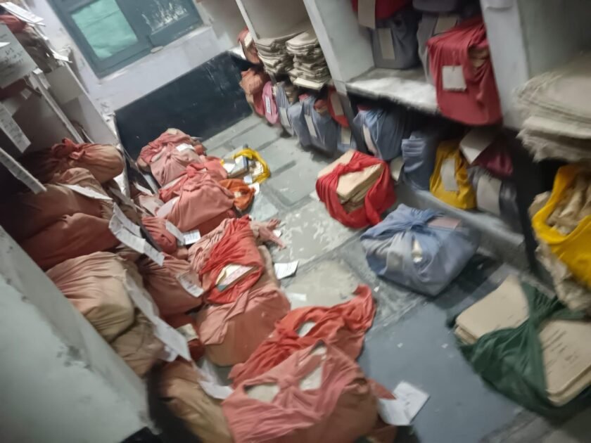 जिला कलक्टर नमित मेहता ने किया विभिन्न राजकीय कार्यालयों का औचक निरीक्षण 3 WhatsApp Image 2024 07 26 at 6.29.18 PM