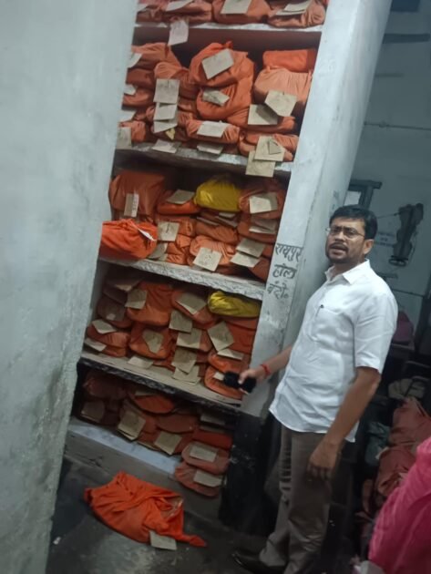 जिला कलक्टर नमित मेहता ने किया विभिन्न राजकीय कार्यालयों का औचक निरीक्षण 2 WhatsApp Image 2024 07 26 at 6.29.19 PM