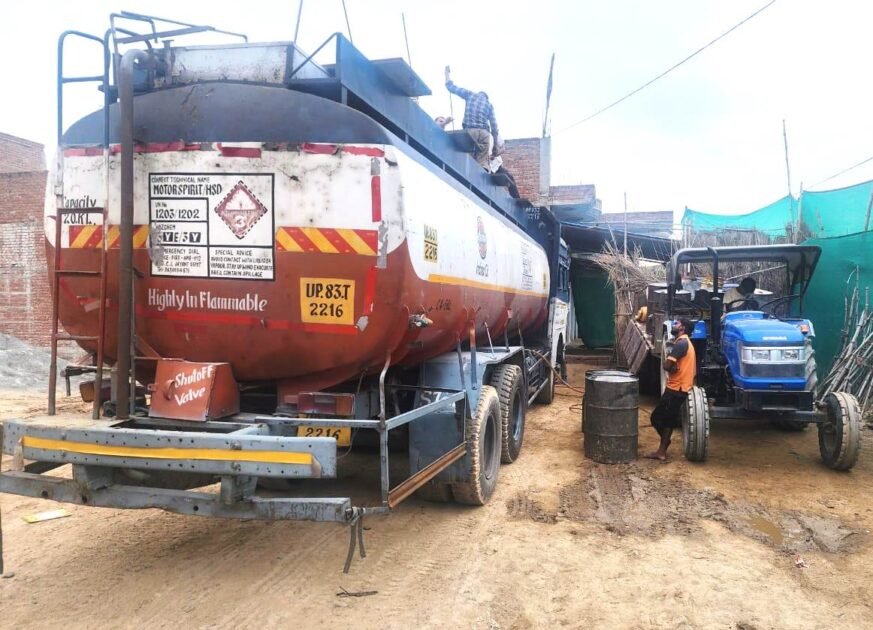 पुलिस, एसओजी/सर्विलांस तथा खाद्य व रसद विभाग की संयुक्त टीम द्वारा तेल टैंकरो से तेल कटिंग करने वाले गिरोह के तीन गिरफ्तार 3 WhatsApp Image 2024 07 27 at 5.19.08 PM
