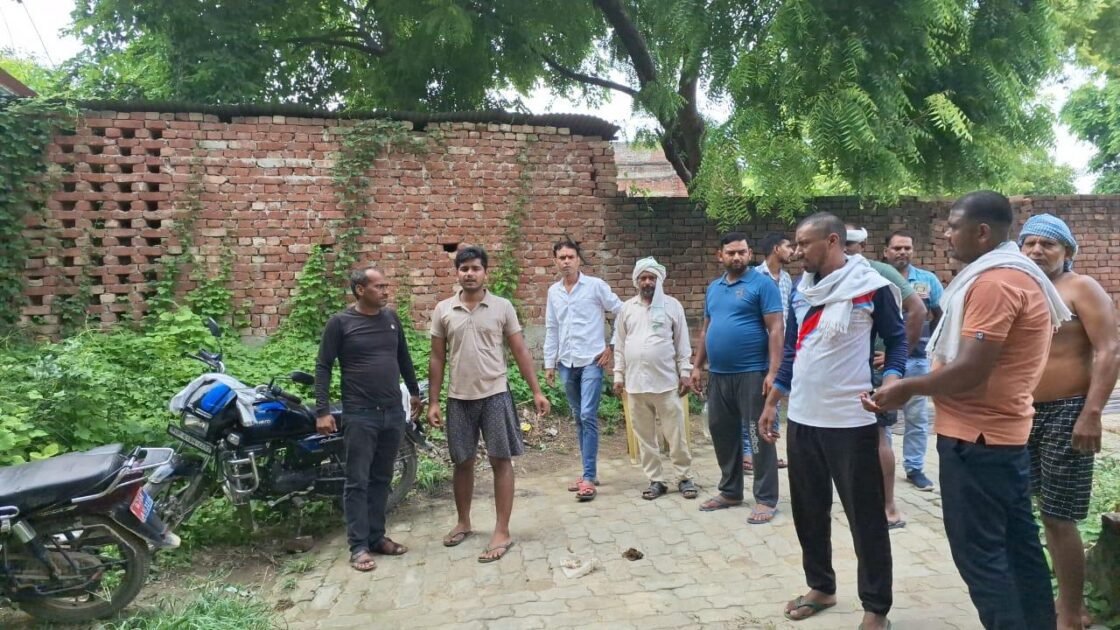 गाजीपुर:टैंक फुल कराने के बाद सेल्समैन को चकमा दे उचक्के कार समेत फरार मचा हड़कम्प पुलिस कर रही आरोपियो की तलाश 2 WhatsApp Image 2024 07 31 at 6.41.45 PM