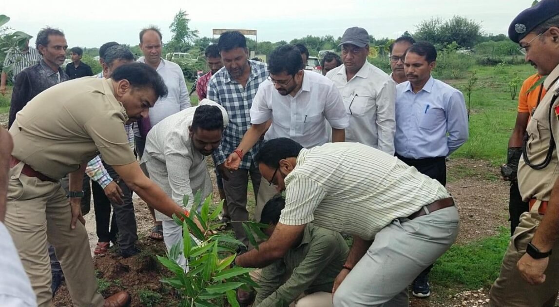 जिला कलक्टर तथा पुलिस अधीक्षक ने जिले के दौलपुरा में ग्राम पंचायत स्तरीय जनसुनवाई में सुनीं ग्रामीणों की समस्याएं, अधिकारियों को दिए त्वरित रिपोर्ट के निर्देश 3 WhatsApp Image 2024 08 01 at 7.54.40 PM