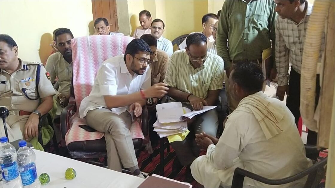 जिला कलक्टर तथा पुलिस अधीक्षक ने जिले के दौलपुरा में ग्राम पंचायत स्तरीय जनसुनवाई में सुनीं ग्रामीणों की समस्याएं, अधिकारियों को दिए त्वरित रिपोर्ट के निर्देश 2 WhatsApp Image 2024 08 01 at 7.54.42 PM