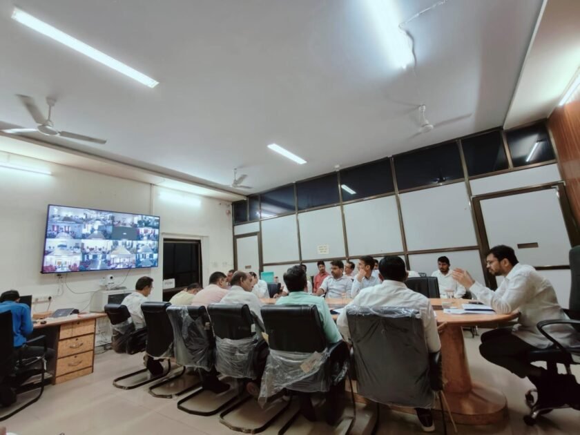जिला कलक्टर ने ली आपदा प्रबंधन की बैठक- बरसात से जलभराव के निस्तारण के लिए समस्त व्यवस्थाएं दुरुस्त करें अधिकारी 2 WhatsApp Image 2024 08 02 at 5.21.23 PM
