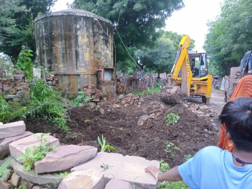जिला कलक्टर नमित मेहता के निर्देश पर मौके पर पहुंची टीम, हटाया अतिक्रमण 2 WhatsApp Image 2024 08 16 at 7.49.24 PM