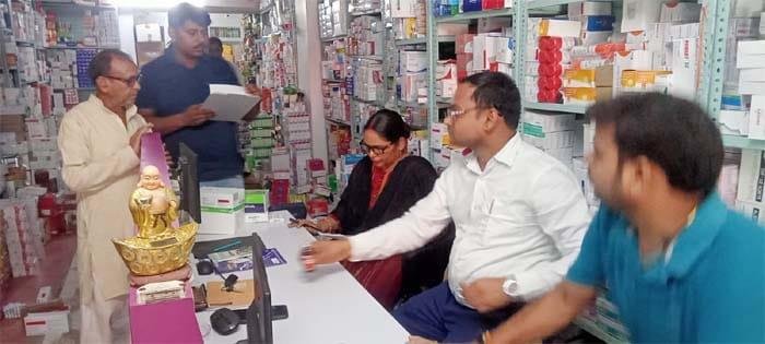 औषधि विभाग के अधिकारियों की टीम ने छापामारी पर 6 संदिग्ध दवाओं के नमूने लिये 2 WhatsApp Image 2024 08 24 at 9.44.10 PM