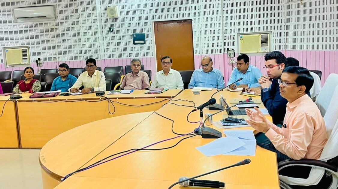 - जिलाधिकारी ने की 50 लाख से अधिक की निर्माणाधीन परियोजनाओं की प्रगति की समीक्षा 2 WhatsApp Image 2024 09 13 at 5.56.01 PM