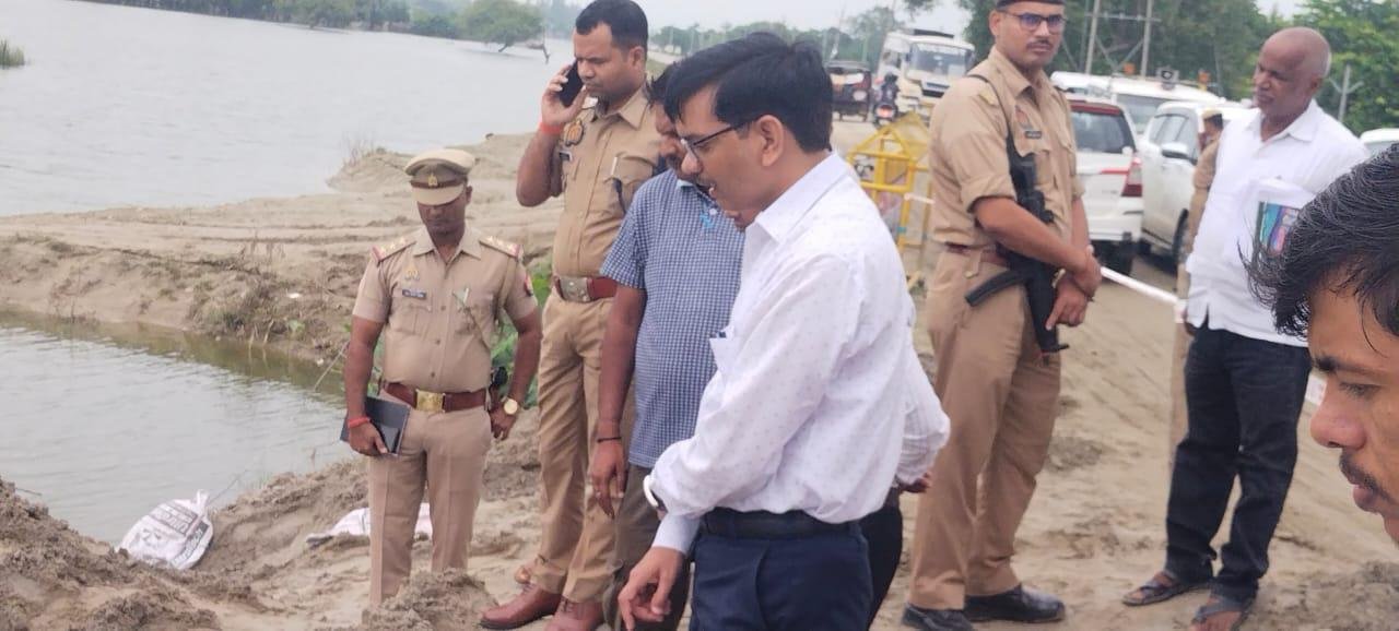 जिलाधिकारी ने तहसील बैरिया के अंतर्गत चाद दियर पुलिस चौकी के पास टूटे एनएच-31 स्थल का किया निरीक्षण 3 WhatsApp Image 2024 09 28 at 6.22.04 AM 1