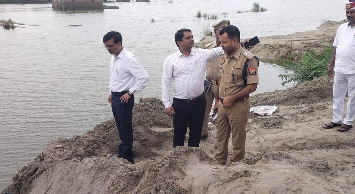 जिलाधिकारी ने तहसील बैरिया के अंतर्गत चाद दियर पुलिस चौकी के पास टूटे एनएच-31 स्थल का किया निरीक्षण 2 WhatsApp Image 2024 09 28 at 6.22.04 AM