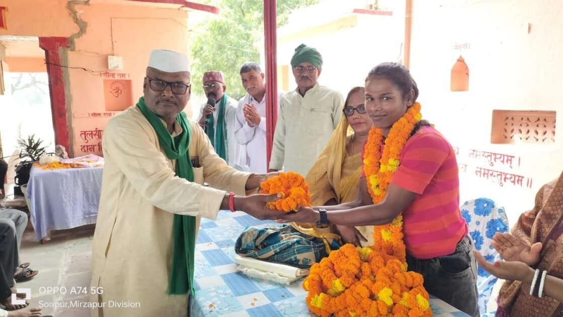 गांधी व शास्त्री के जयन्ती पर सिद्धनाथ सिंह ने महिला एथलीट केएम चंदा का किया भव्य स्वागत 2 WhatsApp Image 2024 10 02 at 9.21.36 PM