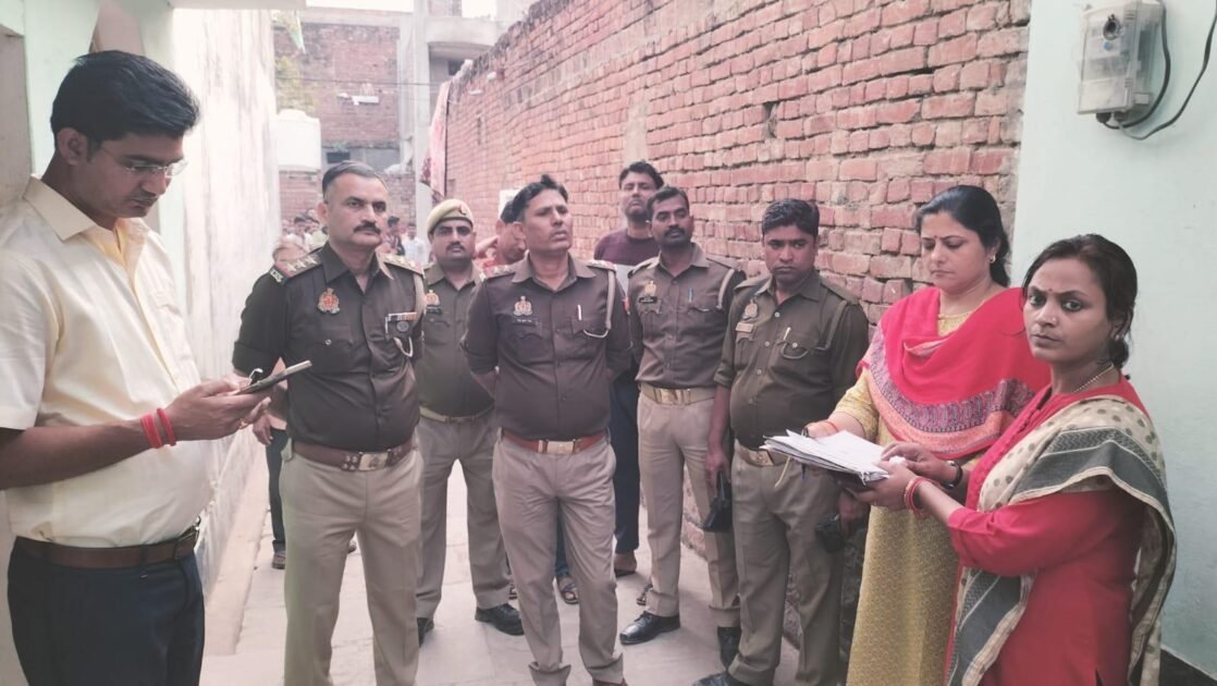 जिलाधिकारी के आदेश पर हेरोइन तस्कर के पैतृक संपत्ति को कराया गया अवमुक्त तहसीलदार चुनार, नायब तहसीलदार, थाना प्रभारी, चौकी प्रभारी के अगुवाई में कराया गया मुक्त मीरजापुर। न्यायालय व जिलाधिकारी के आदेश पर अहरौरा क्षेत्र के बूढ़ादेई मोहल्ला में कुर्क की गई संपत्ति को अवमुक्त कराया गया। गुरुवार की दोपहर न्यायालय व जिलाधिकारी प्रियंका निरंजन मिर्जापुर के आदेश पर तहसीलदार चुनार योगेन्द्र शाह व स्थानीय पुलिस प्रशासन के अगुवाई में हेरोइन तस्कर सुल्ताना परवीन उर्फ आंटी की पैतृक मकान को अहरौरा नगर पालिका क्षेत्र के मोहल्ला बूढ़ादेई मोहल्ला में अवमुक्त (खोल) दिया गया। बताया जाता है बूढ़ादेई निवासी सुल्ताना परवीन उर्फ आंटी पत्नी अहमद अली द्वारा क्षेत्र में भारी मात्रा में हेरोइन तस्करी करती थी जो जिलाधिकारी पर संपति को कुर्क किया गया था। न्यायालय व जिलाधिकारी के आदेश पर 21 नवम्बर दिन गुरुवार को सुल्ताना परवीन आंटी की पैतृक संपत्ति को अवमुक्त कराया गया है। इस दौरान नायाब तहसीलदार चुनार गरिमा यादव, थाना प्रभारी निरीक्षक बृजेश सिंह, अधिशासी अधिकारी अमिता सिंह, नगर चौकी प्रभारी इंदुभूषण मिश्रा, क्षेत्रीय लेखपाल शनि वर्मा आदि लोग मौजूद रहे। 1 IMG 20241121 WA0020