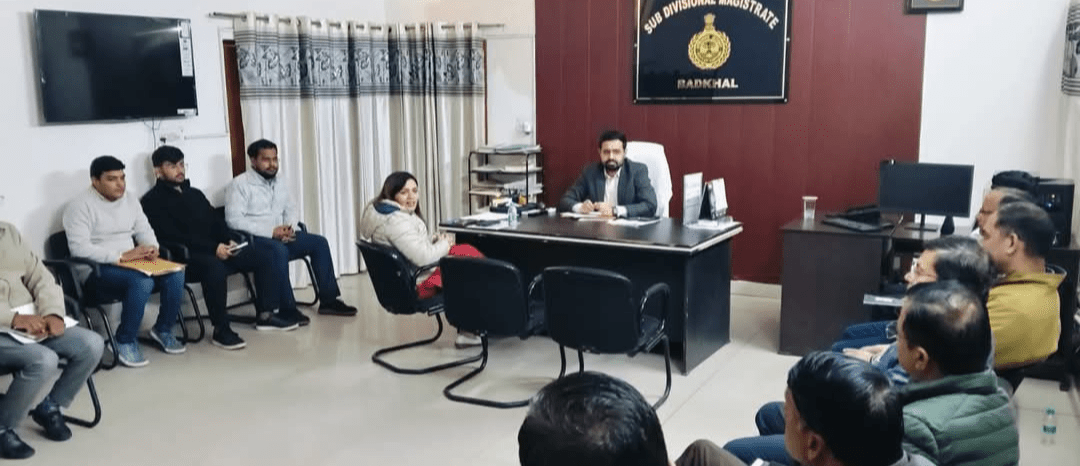 सुशासन सप्ताह के अंतर्गत एसडीएम बड़खल ने सुनी जन शिकायतें 2 Screenshot 20241220 202242