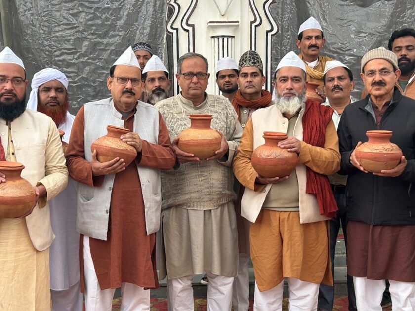 मख्दूम अब्दुल हक़ रुदौलवी के 608 वाँ उर्स में रस्मे गागर व दरगाह शरीफ में शाह मोहम्मद अली आरिफ सुब्बु मियां ने किया चिरागा 2 WhatsApp Image 2024 12 16 at 8.44.15 PM