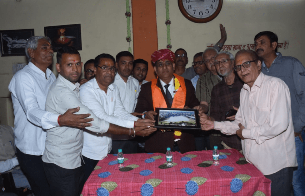 न्यायाधिपति चंद्र प्रकाश श्रीमाली का भीनमाल आगमन, महालक्ष्मी मंदिर में की पूजा 2 Screenshot 20250213 190617