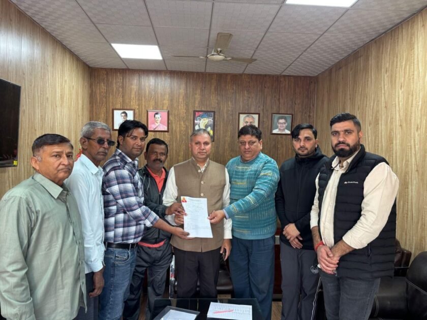पार्षद पद के प्रत्याशियों की स्क्रूटनी करते वरिष्ठ कांग्रेसी नेता विजय प्रताप सिंह 2 WhatsApp Image 2025 02 13 at 7.45.23 PM
