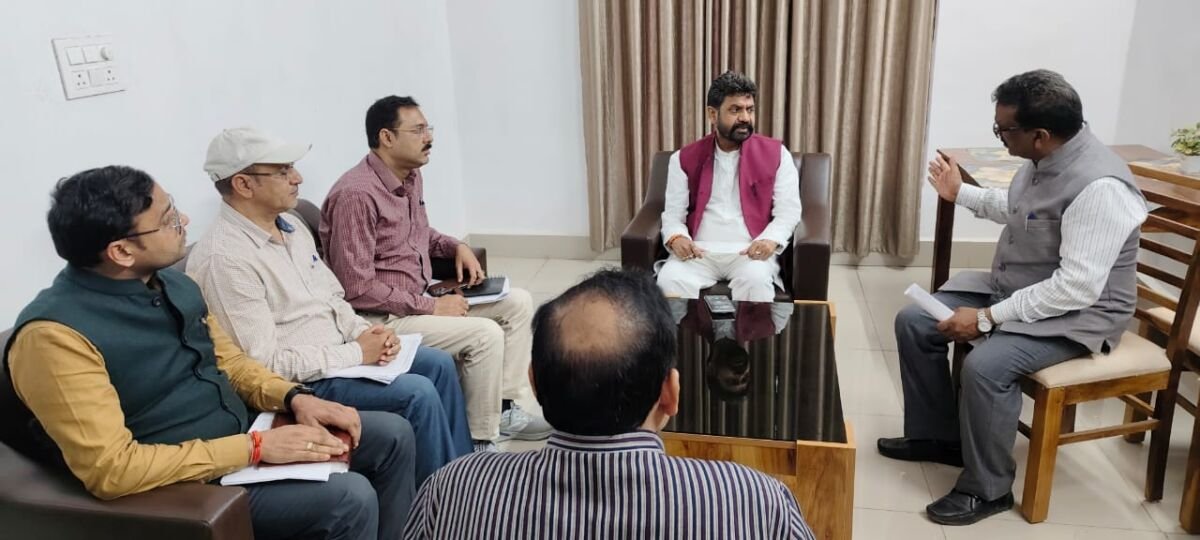 प्रदेश के राज्यमंत्री (स्वतंत्र प्रभार) ने विभागीय अधिकारियों के साथ की बैठक 2 WhatsApp Image 2025 02 23 at 7.33.05 AM