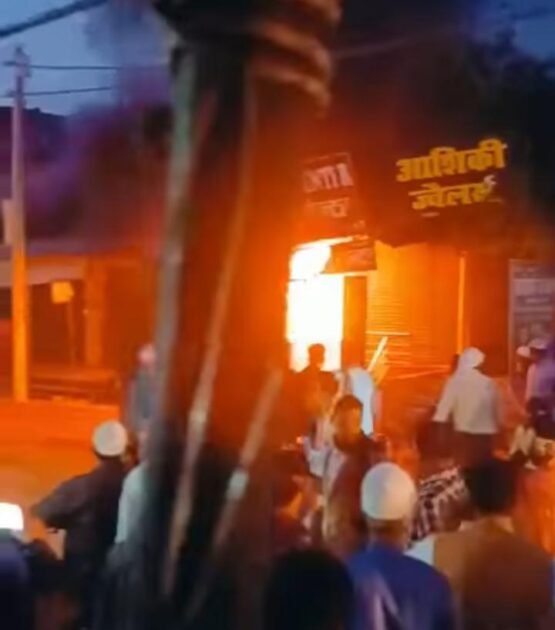 शॉर्ट सर्किट से फुटवियर की दुकान में लगी आग, लाखों का नुकसान 1 IMG 20250307 WA0006