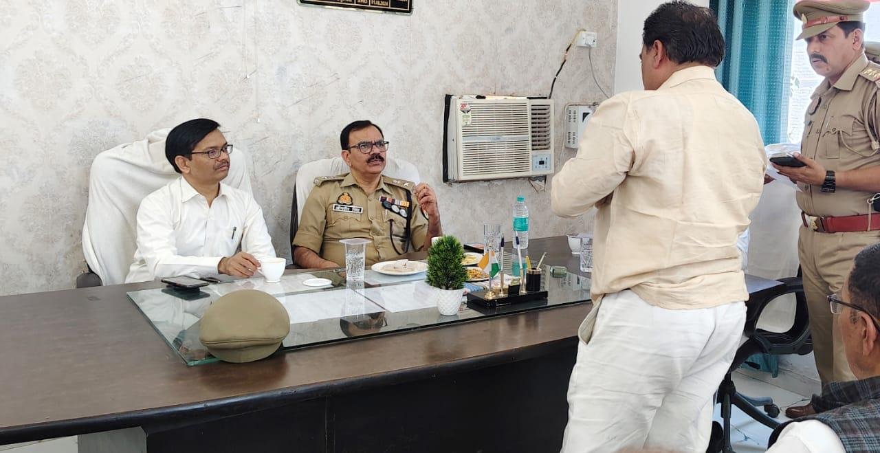 थाना समाधान दिवस: जिलाधिकारी एवं पुलिस अधीक्षक ने सुनी जनशिकायतें 1 IMG 20250308 WA0018