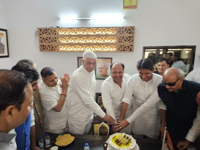 सांसद दीपेंद्र हुड्डा ने केक काटकर मनाया कांग्रेसी नेता सुमित गौड़ का जन्मदिवस 1 IMG 20250309 WA0008