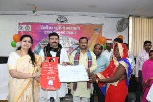 देवरिया - प्रधानमंत्री उज्ज्वला योजना के तहत 1.86 करोड़ पात्र परिवारों को गैस सिलेंडर रिफिल सब्सिडी का वितरण 1 IMG 20250312 WA0016
