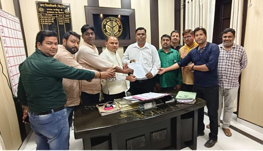 गाजीपुर: सीतापुर में पत्रकार की हत्या का विरोध जारी, जिले के पत्रकारों ने एडीएम को सौंपा ज्ञापन 1 IMG 20250313 WA0001