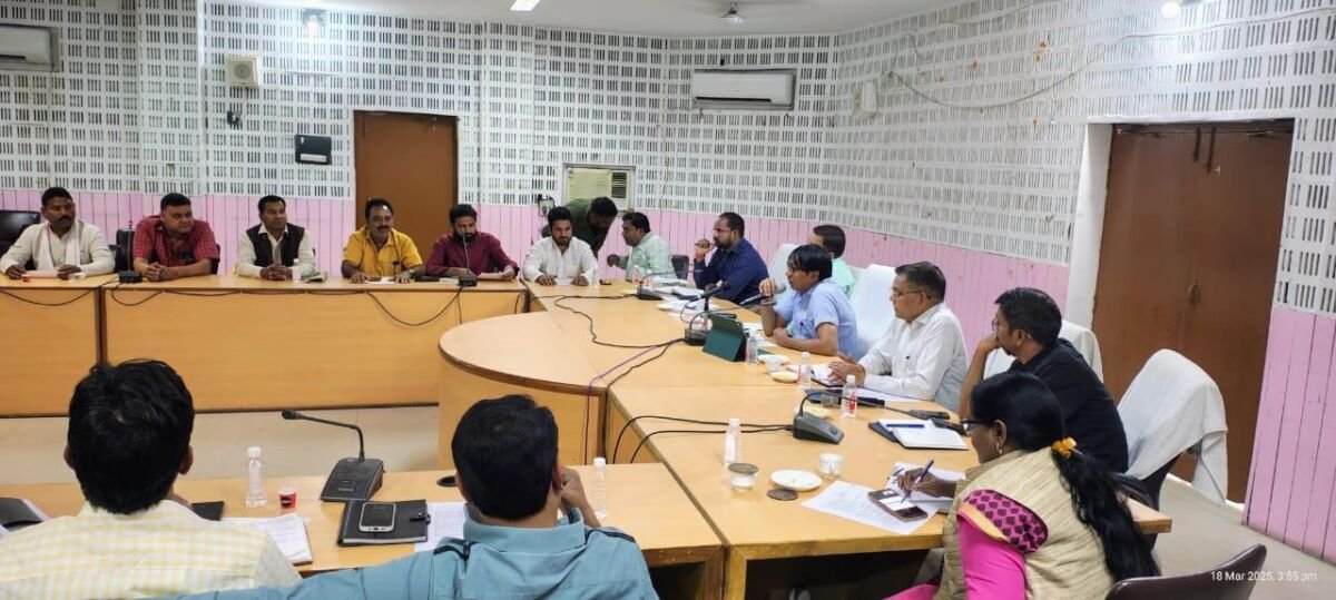 मुख्य राजस्व अधिकारी/प्रभारी नगर-निकाय ने नगर पालिका परिषद, बलिया के सभासदों एवं अधिकारियों के साथ की समन्वय बैठक 3 IMG 20250318 WA0001