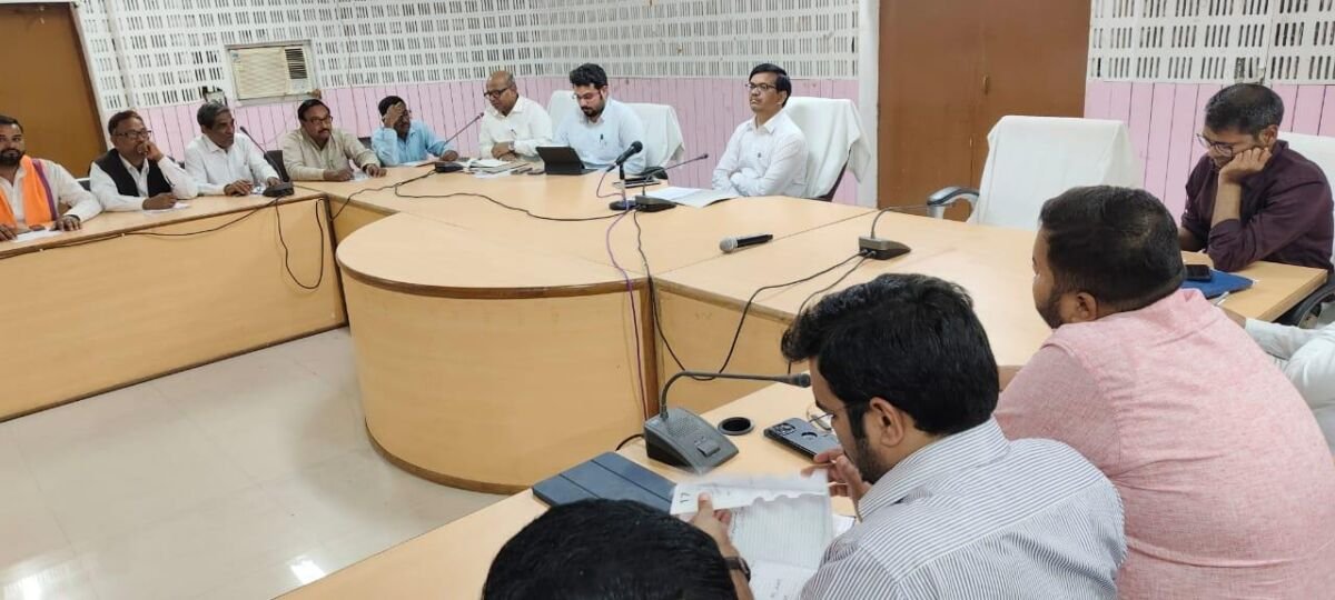 जिलाधिकारी ने राजनीतिक दलों के प्रतिनिधियों संग की बैठक, मतदाता सूची को त्रुटि रहित बनाने पर दिया जोर 1 IMG 20250319 WA0003