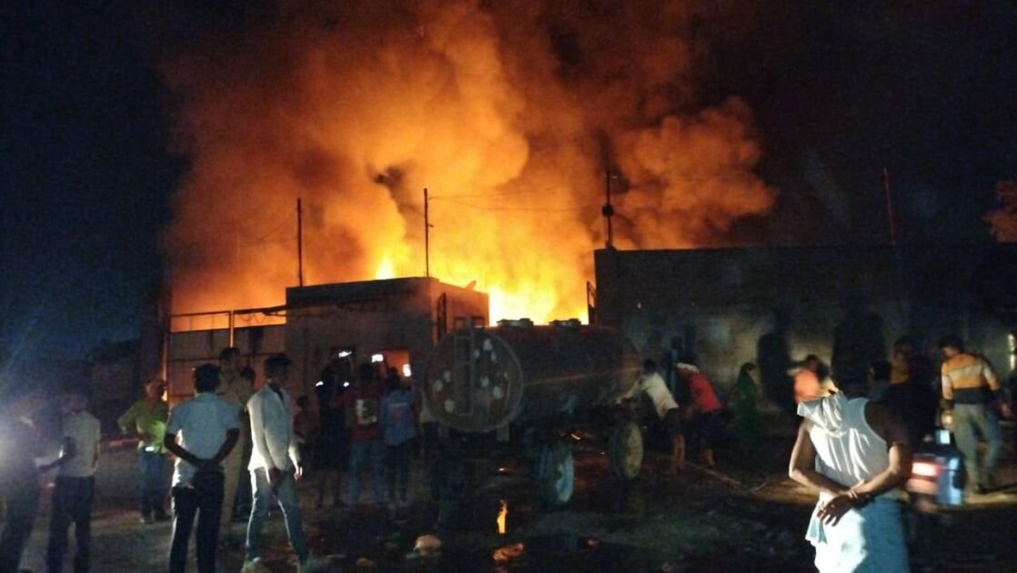 मीरजापुर: कबाड़ के गोदाम में भीषण आग, 50 लाख का नुकसान 2 WhatsApp Image 2025 03 15 at 11.18.23 PM