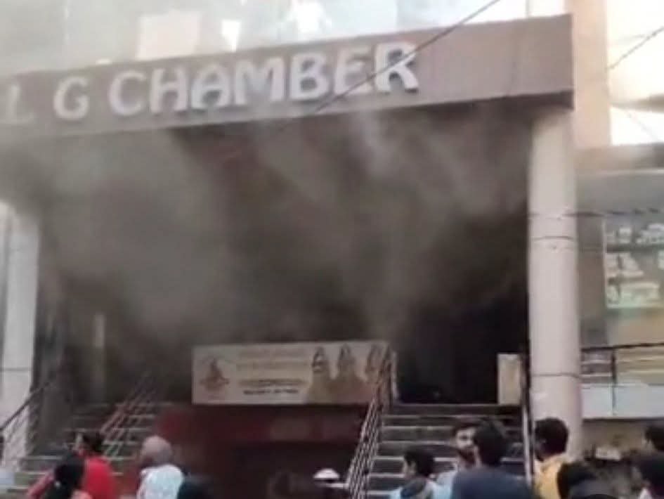 ब्रेकिंग न्यूज़: रेडीमेड गारमेंट्स की दुकान में भीषण आग, लाखों का नुकसान 2 WhatsApp Image 2025 03 18 at 1.22.14 PM