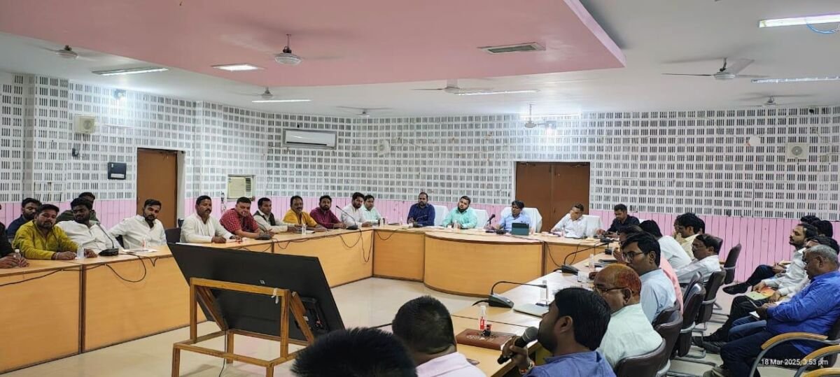 मुख्य राजस्व अधिकारी/प्रभारी नगर-निकाय ने नगर पालिका परिषद, बलिया के सभासदों एवं अधिकारियों के साथ की समन्वय बैठक 2 WhatsApp Image 2025 03 18 at 6.33.30 PM