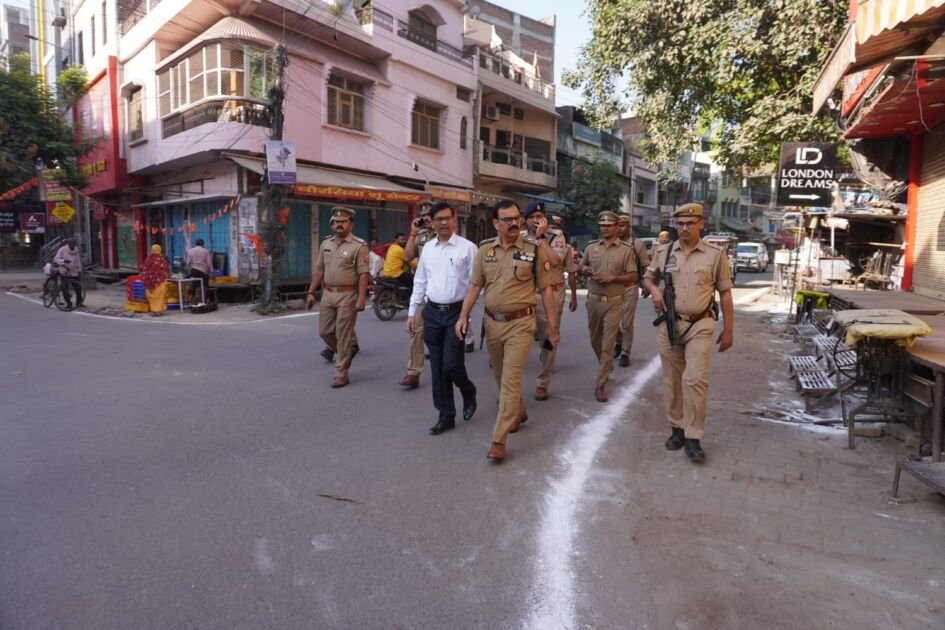 बलिया में ईद-उल-फितर पर जिलाधिकारी और पुलिस अधीक्षक ने किया शांति व्यवस्था का जायजा 3 WhatsApp Image 2025 03 31 at 12.25.35 PM 1