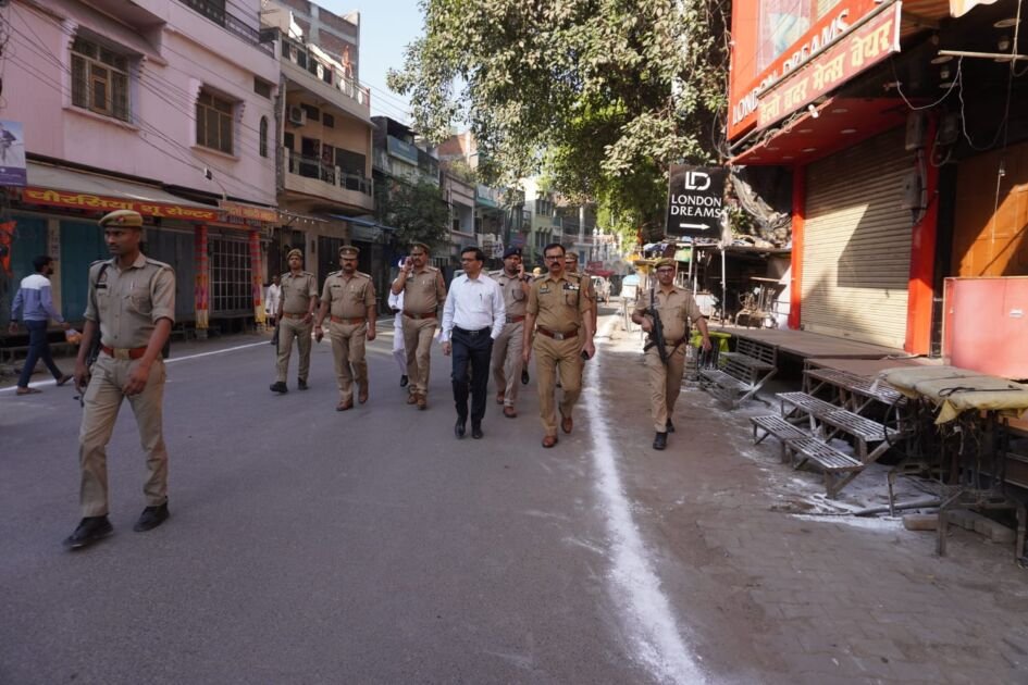 बलिया में ईद-उल-फितर पर जिलाधिकारी और पुलिस अधीक्षक ने किया शांति व्यवस्था का जायजा 2 WhatsApp Image 2025 03 31 at 12.25.35 PM