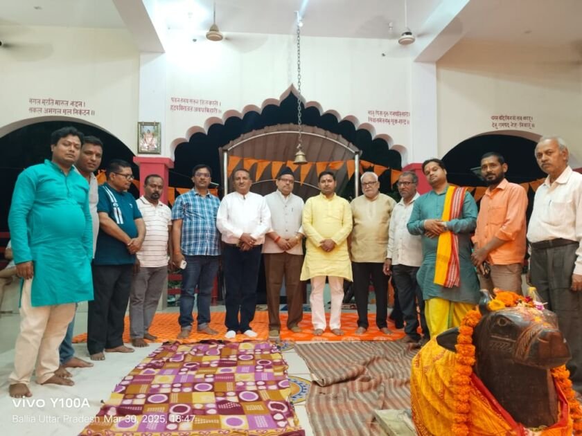 बलिया: चैत्र नवरात्र के प्रथम दिन ट्रेजरी कार्यालय स्थित मंदिर पर व्रतियों को वितरित किया गया फलाहार 2 WhatsApp Image 2025 03 31 at 8.43.15 AM 1