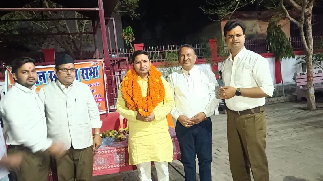 बलिया: चैत्र नवरात्र के प्रथम दिन ट्रेजरी कार्यालय स्थित मंदिर पर व्रतियों को वितरित किया गया फलाहार 3 WhatsApp Image 2025 03 31 at 8.43.15 AM