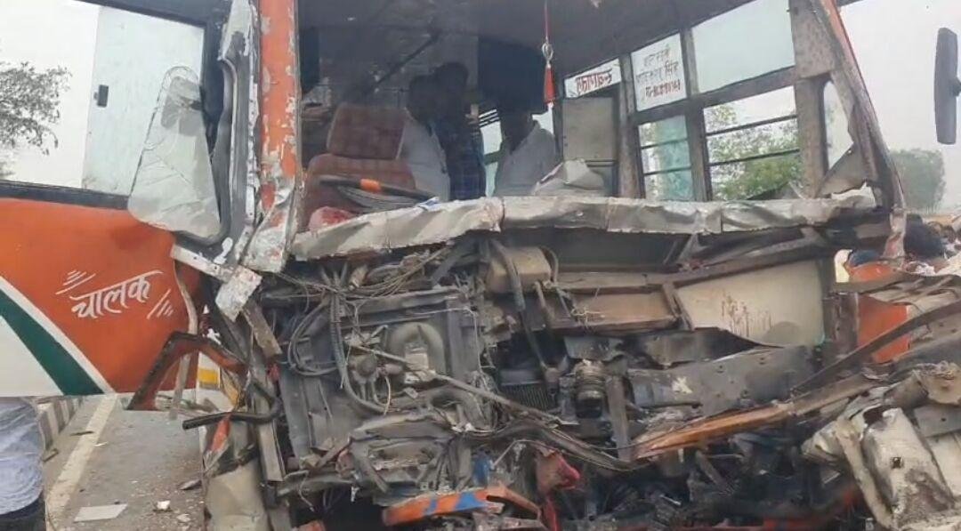 देवरिया: बैतालपुर में भीषण सड़क हादसा, बस ने टैंकर में मारी टक्कर, दर्जनों यात्री घायल 3 Screenshot 20250415 065910