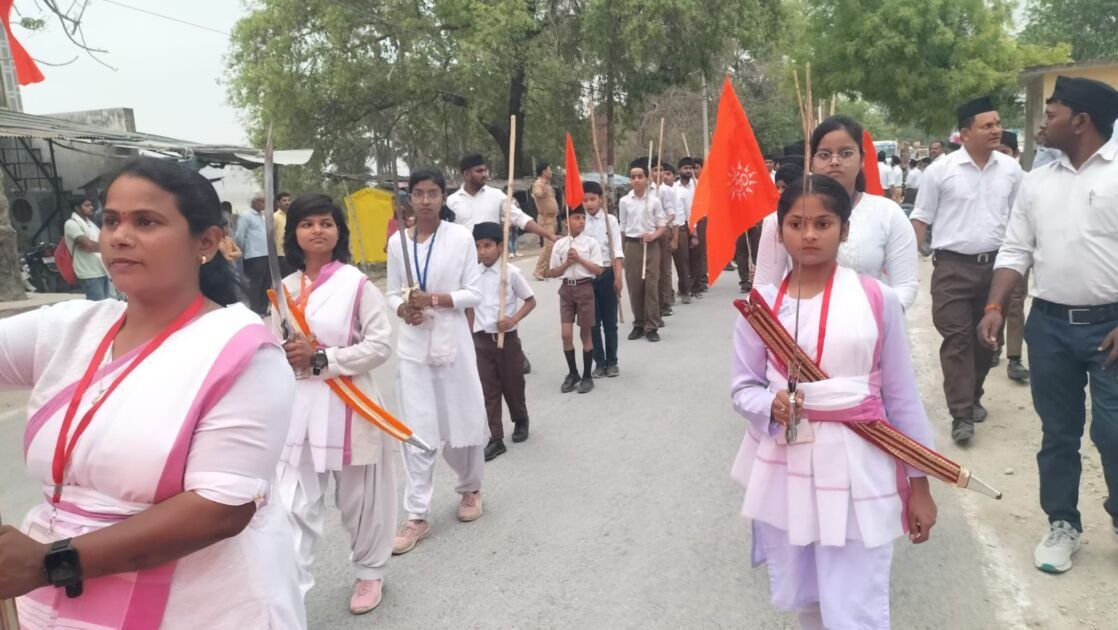 आरएसएस ने निकाला भव्य पथ संचलन, हुई पुष्प वर्षा 3 WhatsApp Image 2025 04 02 at 6.19.49 PM