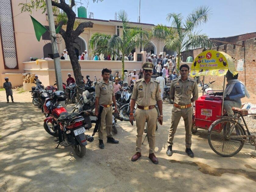 अयोध्या: वक्फ संशोधन बिल को लेकर सतर्क रही पुलिस, शांतिपूर्वक अदा हुई जुमे की नमाज़ 2 WhatsApp Image 2025 04 05 at 6.02.55 AM
