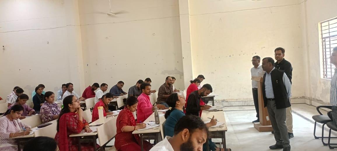 बलिया: जेएनसीयू में प्री-पीएच.डी. कोर्स वर्क परीक्षा का कुलपति ने किया औचक निरीक्षण 2 WhatsApp Image 2025 04 05 at 6.38.00 PM