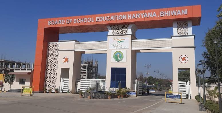 हरियाणा बोर्ड: अब नौवीं-दसवीं में होंगे 7 विषय, एक अतिरिक्त भाषा होगी अनिवार्य 2 WhatsApp Image 2025 04 05 at 9.53.46 PM