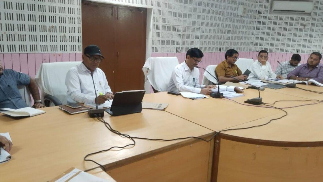 बलिया: जिलाधिकारी प्रवीण कुमार लक्षकार की अध्यक्षता में राजस्व व कर-करेंतर कार्यों की समीक्षा बैठक संपन्न 3 WhatsApp Image 2025 04 11 at 8.00.51 PM 1