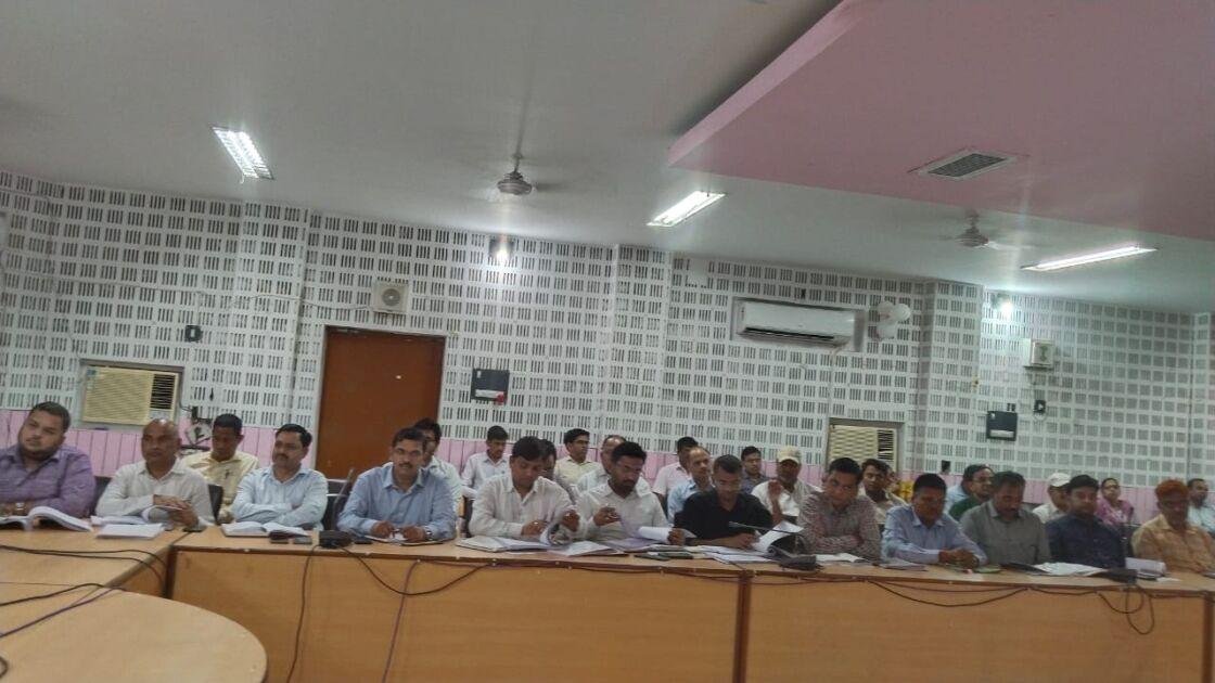 बलिया: जिलाधिकारी प्रवीण कुमार लक्षकार की अध्यक्षता में राजस्व व कर-करेंतर कार्यों की समीक्षा बैठक संपन्न 2 WhatsApp Image 2025 04 11 at 8.00.51 PM